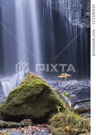 秋天的里盤台龍澤不動瀑布 133386910