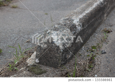 Damaged sidewalk/road boundary block 133386981