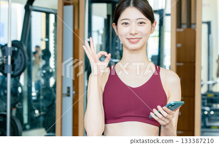 訓練健身房應用程式年輕女性 訓練健身房應用程式年輕女性 133387210