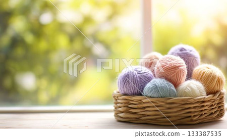 幾團粉彩色的毛線球擺放在春天的窗台上。 133387535