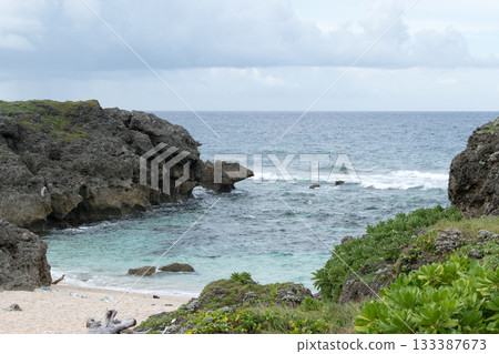 Road leading to the sea 133387673