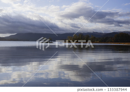 清晨寧靜的湖面 清晨寧靜的湖面 133387944