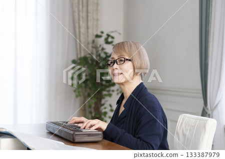 一位老年婦女彈奏鍵盤 133387979
