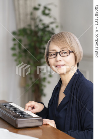 一位老年婦女彈奏鍵盤 133388005