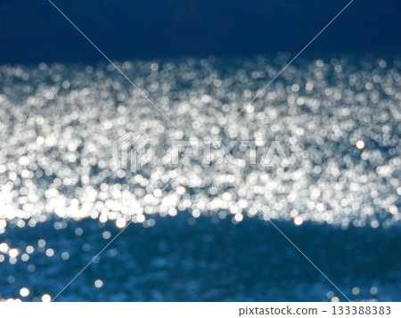 Reflection of light on the water surface. For out-of-focus backgrounds. 133388383