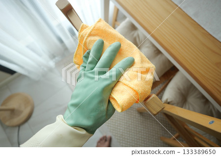 Cleaning a surface with a cloth in a bright room Cleaning a surface with a cloth in a bright room 133389650