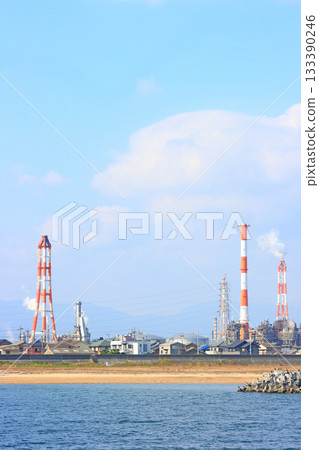 A view of a petrochemical complex with many factory facilities in Yokkaichi City, Mie Prefecture 133390246