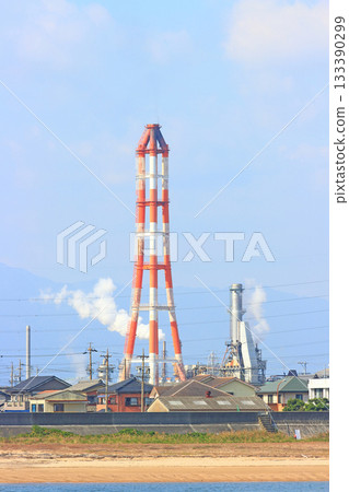 A view of a petrochemical complex with many factory facilities in Yokkaichi City, Mie Prefecture 133390299