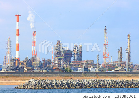 A view of a petrochemical complex with many factory facilities in Yokkaichi City, Mie Prefecture 133390301