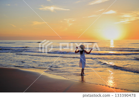 她望著落日餘暉下的大海。 133390478