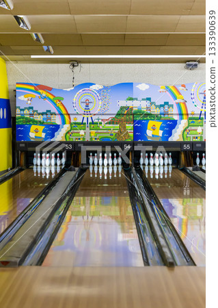 比賽即將開始的保齡球館 133390639