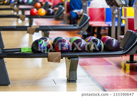 保齡球錦標賽上，五彩繽紛的保齡球整齊地排列著。 133390647
