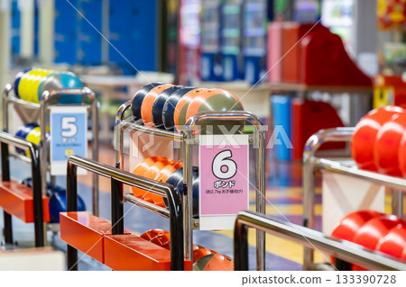 保齡球錦標賽上，五彩繽紛的保齡球整齊地排列著。 133390728