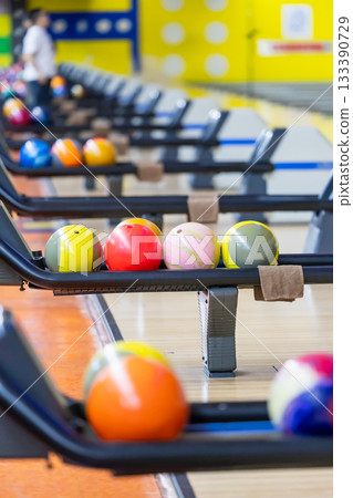 保齡球錦標賽上，五彩繽紛的保齡球整齊地排列著。 133390729