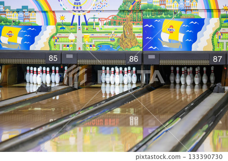 保齡球瓶整齊排列，等待遊戲開始。 133390730