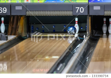 保齡球比賽中球擊中球瓶 133390734