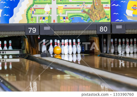 保齡球比賽中球擊中球瓶 133390760