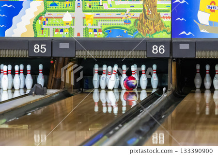 在保齡球比賽中，球擊中了球瓶。 133390900