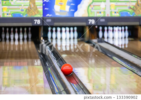 I lost my garter at the bowling tournament. 133390902