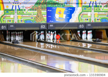 保齡球擊中球瓶 133390904