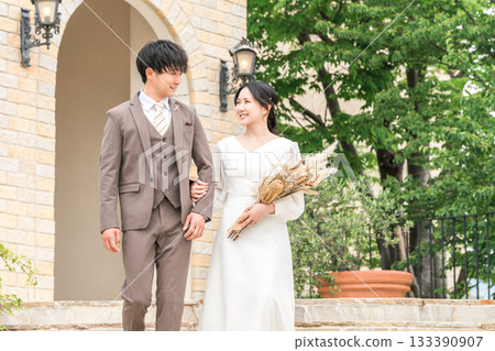 新娘和新郎在婚禮儀式上走下教堂的樓梯(新娘、婚禮、招待會) 新娘和新郎在婚禮儀式上走下教堂的樓梯(新娘、婚禮、招待會) 133390907