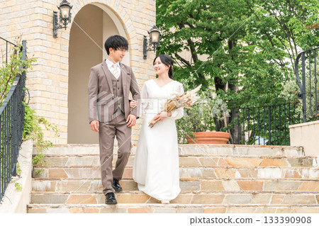 新娘和新郎在婚禮儀式上走下教堂的樓梯（新娘、婚禮、招待會） 133390908