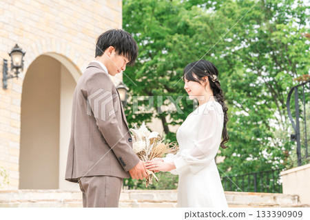 新郎新娘手捧花束,面對面站著(婚禮,新娘,情侶) 新郎新娘手捧花束,面對面站著(婚禮,新娘,情侶) 133390909