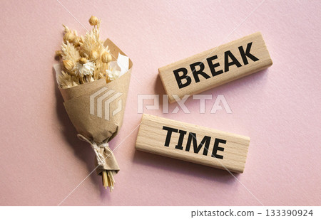 Break Time symbol. Concept word Break Time on wooden blocks. Beautiful pink background with bouquet of flowers. Business and Break Time concept. Copy space 133390924
