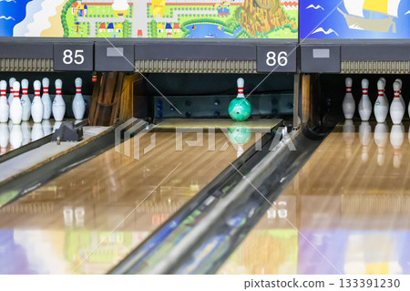 保齡球比賽中，球擊中球瓶的那一刻 133391230