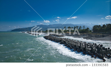 As autumn deepens, the detached breakwater and waves along Shimoniikawa Coast in eastern Toyama Prefecture As autumn deepens, the detached breakwater and waves along Shimoniikawa Coast in eastern Toyama Prefecture 133391583