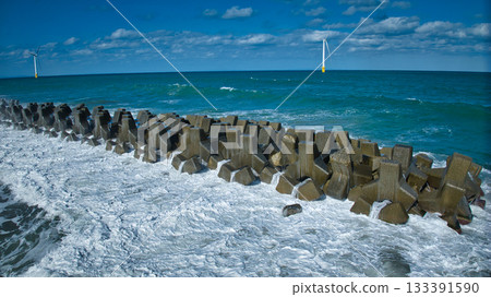 As autumn deepens, the detached breakwater and waves along Shimoniikawa Coast in eastern Toyama Prefecture As autumn deepens, the detached breakwater and waves along Shimoniikawa Coast in eastern Toyama Prefecture 133391590