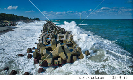 As autumn deepens, the detached breakwater and waves along Shimoniikawa Coast in eastern Toyama Prefecture 133391591