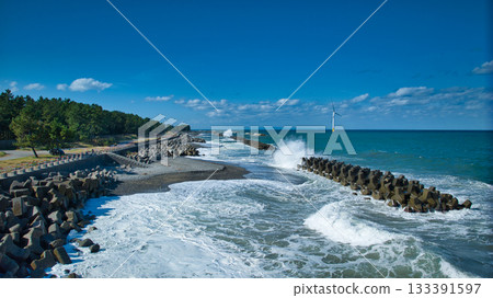 As autumn deepens, the detached breakwater and waves along Shimoniikawa Coast in eastern Toyama Prefecture As autumn deepens, the detached breakwater and waves along Shimoniikawa Coast in eastern Toyama Prefecture 133391597