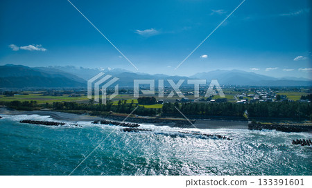 隨著秋意漸濃，富山縣東部下二川海岸的波浪和離岸防波堤也愈發明顯。 133391601