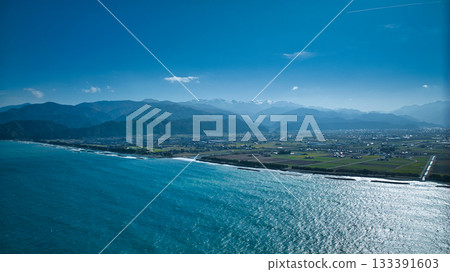 隨著秋意漸濃，富山縣東部下二川海岸的波浪和離岸防波堤也愈發明顯。 133391603