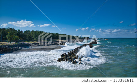 隨著秋意漸濃，富山縣東部下二川海岸的波浪和離岸防波堤也愈發明顯。 133391611