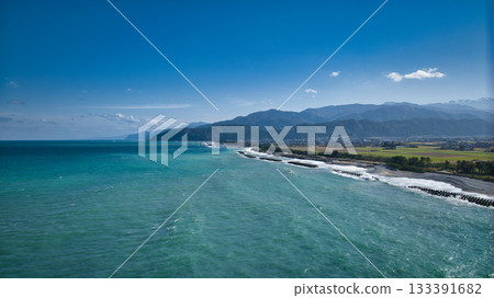 秋季下二川沿岸的離岸風力渦輪機 133391682