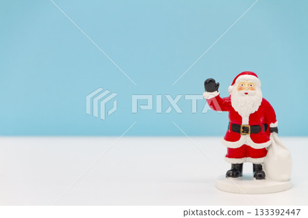 聖誕老人在淺藍色背景上揮手 聖誕老人在淺藍色背景上揮手 133392447