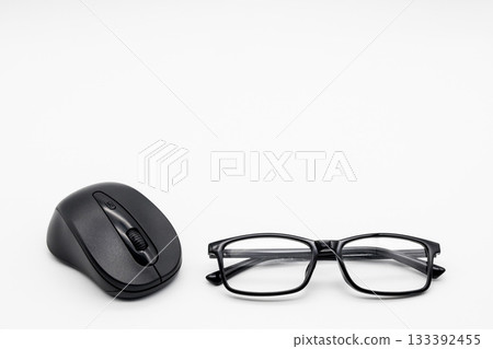 Mouse and glasses on a white background (business) 133392455