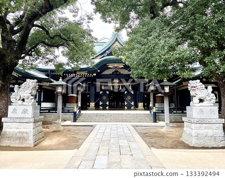 A view of the traditional Japanese shrine main hall that unfolds at the end of the approach 133392494