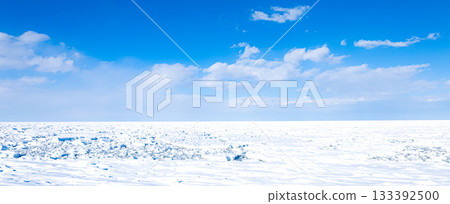 A blue sky and a winter scene of drift ice filling the Sea of Okhotsk in Hokkaido 133392500