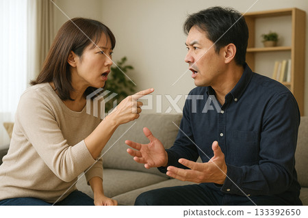 人工智慧生成的圖像，描繪了一對四十多歲的日本男女在客廳裡爭吵的場景。 133392650