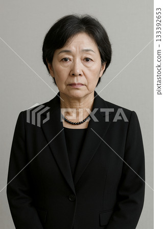 人工智慧生成的60多歲女性上半身影像，身著喪服 133392653