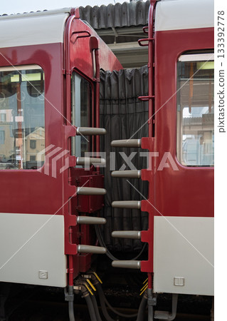 近鐵列車車鉤處的防墜落罩和凸起物 133392778