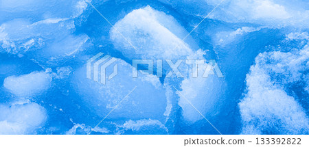 仲冬時節，北海道鄂霍次克海中漂浮的浮冰碎片 133392822