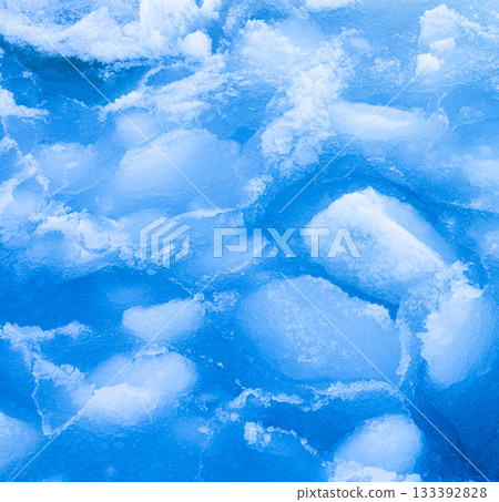 仲冬時節，北海道鄂霍次克海中漂浮的浮冰碎片 133392828