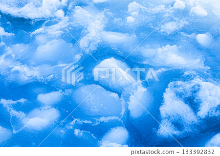 仲冬時節，北海道鄂霍次克海中漂浮的浮冰碎片 133392832