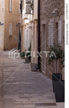 Narrow street inside Dubrovnik old town, Croatia 133394307