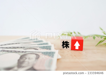 日元符號圖片和一個向上箭頭，表示股價上漲。 133394646