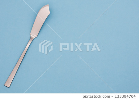 淺藍色背景上的奶油刀 133394704